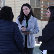 Na foto, vemos a defensora e a servidora conversando com uma das responsáveis pela escola.