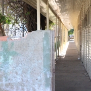 Na foto, vemos um dos corredores externos da escola.