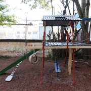 Na foto, vemos um dos brinquedos da praça da escola.