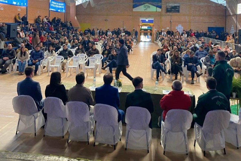 Dezenas de pessoas reunidas no Gin&aacute;sio de Esportes de Candiota