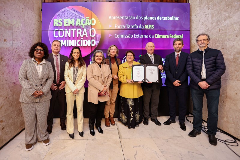 Autoridades reunidas na Assembleia Legislativa
