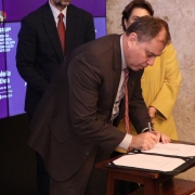 Defensor público-geral assinando termo de adesão