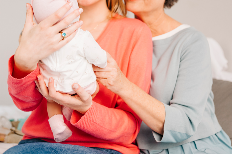 m&atilde;e e av&ocirc; segurando um bebe