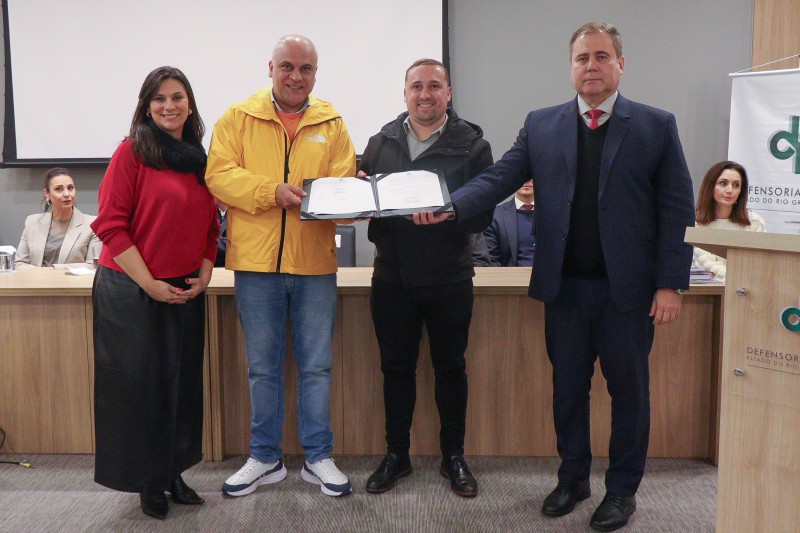 Foto posada de autoridades que assinaram o termo de coopera&ccedil;&atilde;o