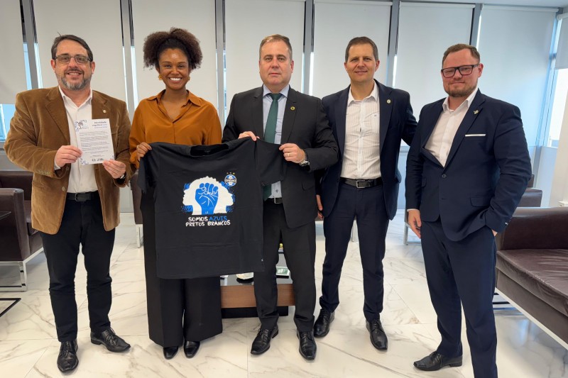 Representante do Gr&ecirc;mio e membros da Administra&ccedil;&atilde;o Superior da DPE reunidos em foto posada