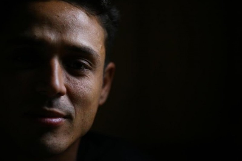 foto do rosto de israel, em um fundo preto. ele est&aacute; com meio sorriso