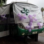 A unidade móvel oferece atendimento jurídico e psicossocial a mulheres em situação de violência.