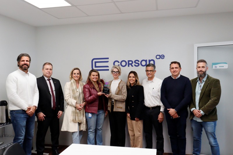 Autoridades exibem o trof&eacute;u Defensoria Para Elas.