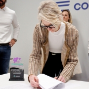 Presidente da Corsan assinando o termo.