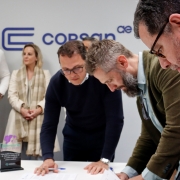 Dirigente doNúcleo de Defesa do Consumidor, Felipe Kirchner, e o diretor-financeiro da Companhia, Bruno Queiroz Jatene, assinando o termo.