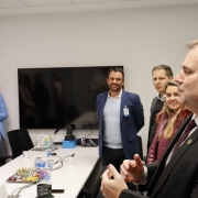 Defensores conversam durante reunião.