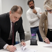 Defensor público-geral, Nilton Leonel Arnecke Maria, e diretora-presidente da CORSAN, Samanta Takimi, assinam os documentos.