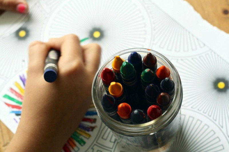 Crian&ccedil;a colorindo um desenho