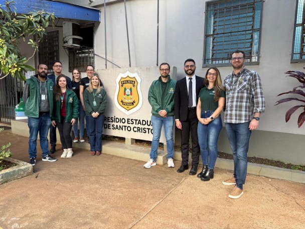 Na foto, defensores e servidores posam em frente à penitenciária.