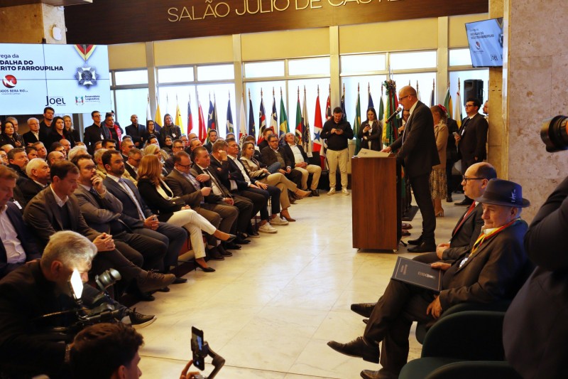 Convidados assistem &agrave; cerimonia no Sal&atilde;o J&uacute;lio de Castilhos.