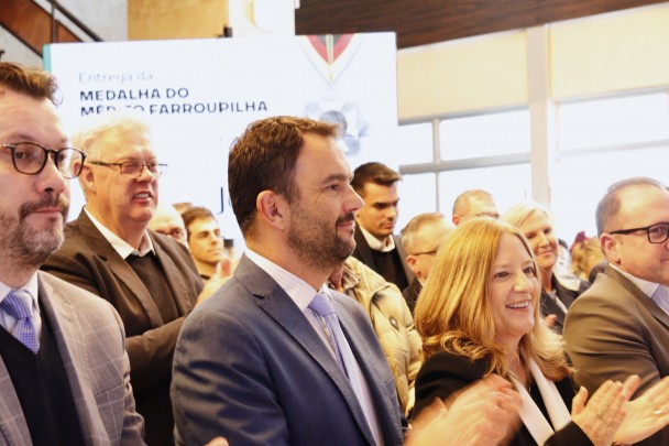 Rodolfo Lorea Malhão aplaude a outorga.