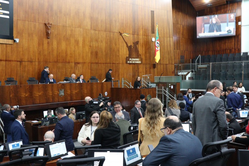 Pessoas reunidas em sess&atilde;o plen&aacute;ria na Assembleia Legislativa
