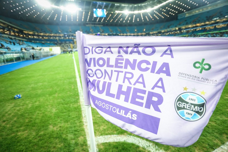 As bandeiras de escanteio tamb&eacute;m receberam a cor e a mensagem do Agosto Lil&aacute;s.