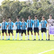 Nas categorias de base e no elenco feminino, a iniciativa foi reforçada com a entrada das equipes em campo.