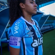 Capitã da equipe feminina com braçadeira alusiva.