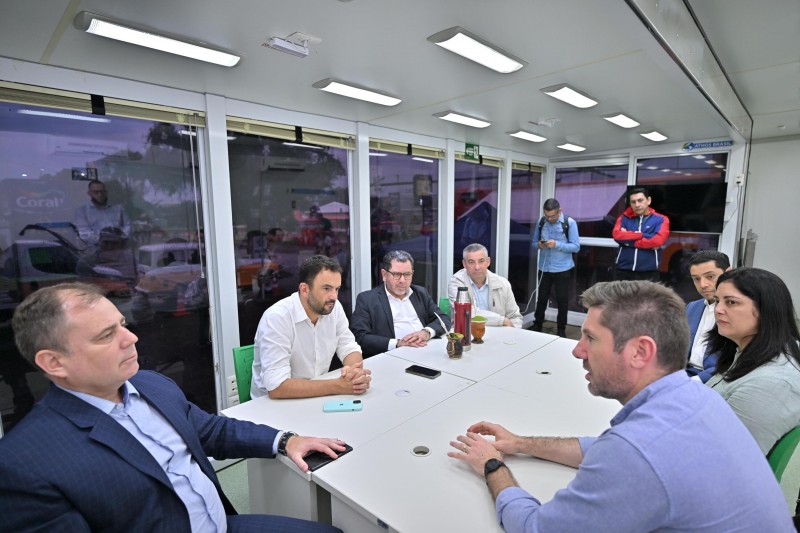 O defensor p&uacute;blico-geral recebeu o prefeito de Alegrete, Jesse Trindade, na unidade m&oacute;vel da DPE/RS