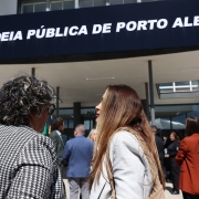 Defensores em frente ao prédio.