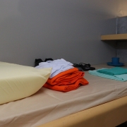 CAMA ARRUMADA EM CELA
