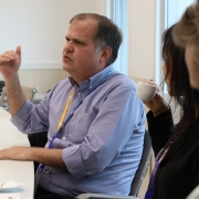 Sérgio Oliveira fala durante encontro.