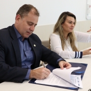 Nilton assina o termo.