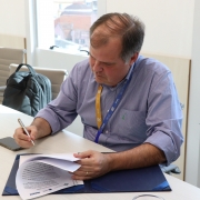 Sérgio assinando o termo.