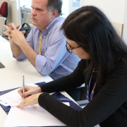 Cláudia Lang assina o termo.