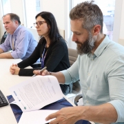 Felipe Kirchner assinando o termo,