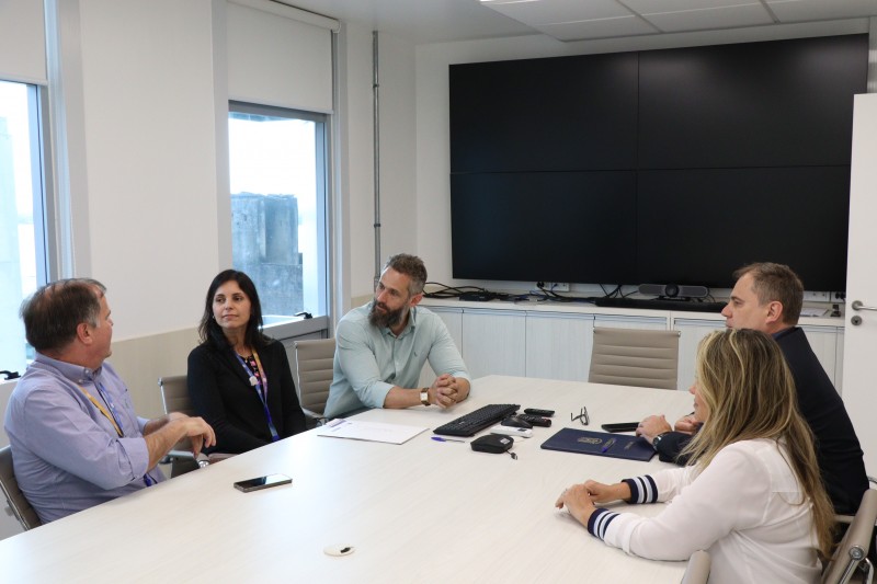 Autoridades conversam na sala de reuni&otilde;es.