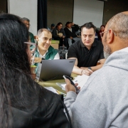 foto de um defensor e um servidor, de frente, atendendo um casal, que está de costas