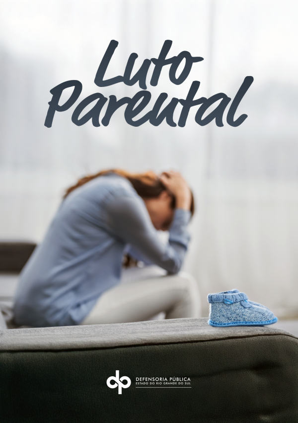 Capa em tons sóbrios de cinza, branco e azul. Ao fundo, desfocada, uma mulher sentada com as mãos cobrindo o rosto. No primeiro plano, um sapatinho azul de bebê. Acompanha o texto "Luto Parental" e assina com a logo da DPE/RS.