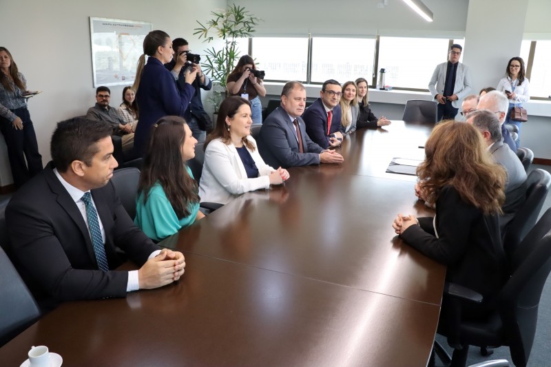 A imagem mostra as autoridades presentes reunidas em uma mesa.