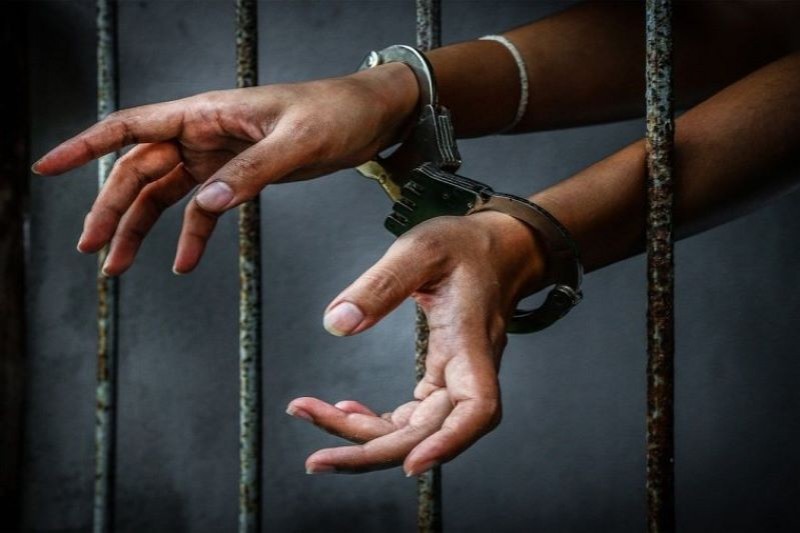 m&atilde;os algemadas atr&aacute;s das grades