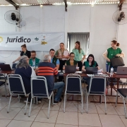 equipe realiza atendimentos.