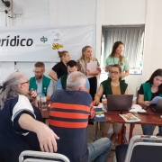 equipe realiza atendimentos.