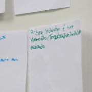 Papel com a frase "ser homem é ser honesto, trabalhador, respeitoso, educado", colado no quadro de uma sala de aula