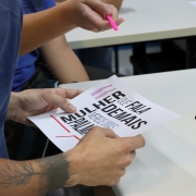 Homem segurando cartaz utilizado na dinâmica da oficina