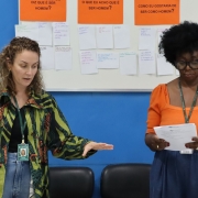 Psicólogas da DPE em pé na sala de aula do Case 