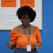 Psicóloga da DPE falando na oficina