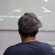 Menino de costas assistindo a um vídeo que foi transmitido na oficina