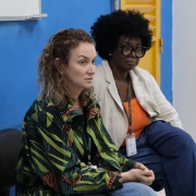 Psicólogas da DPE sentadas enquanto falam na oficina