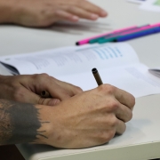 Participante da oficina escrevendo na dinâmica