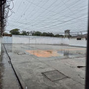 A imagem mostra o pátio da unidade prisional.