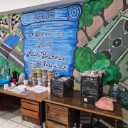 A imagem mostra uma mesa com alimentos produzidos pelos apenados.