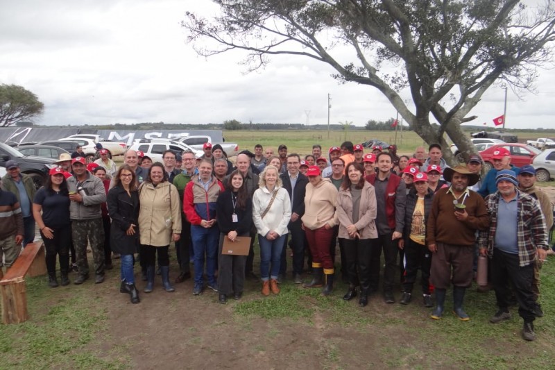 A imagem mostra as pessoas presentes na visita t&eacute;cnica.