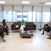 foto geral dos participantes da reunião entre DPE e DPU, sendo 2 homens à direita da foto, uma mulher no centro e duas mulheres na esquerda
